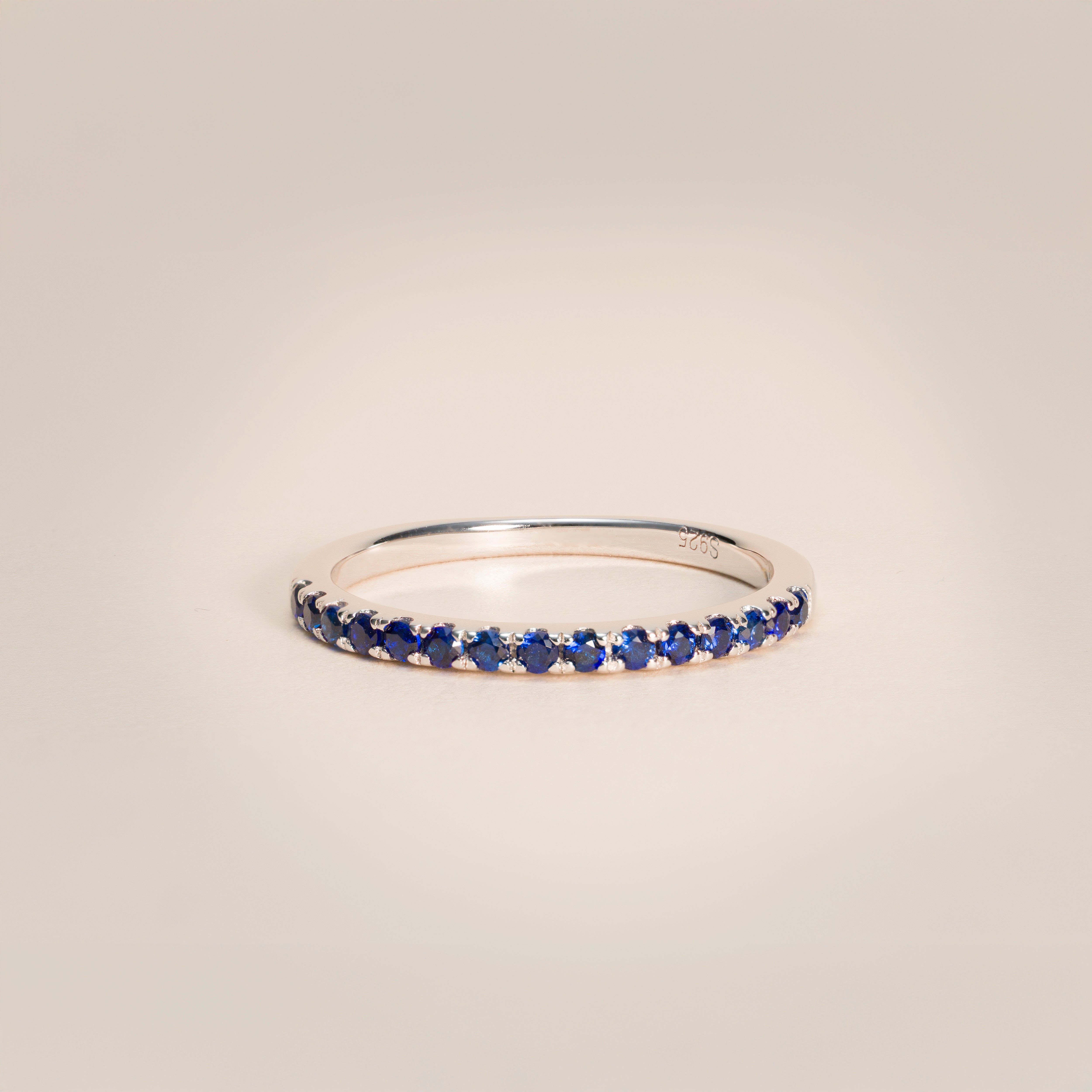 Filigraner 0,3 Karat Lab-Grown Saphir Memoire-ring