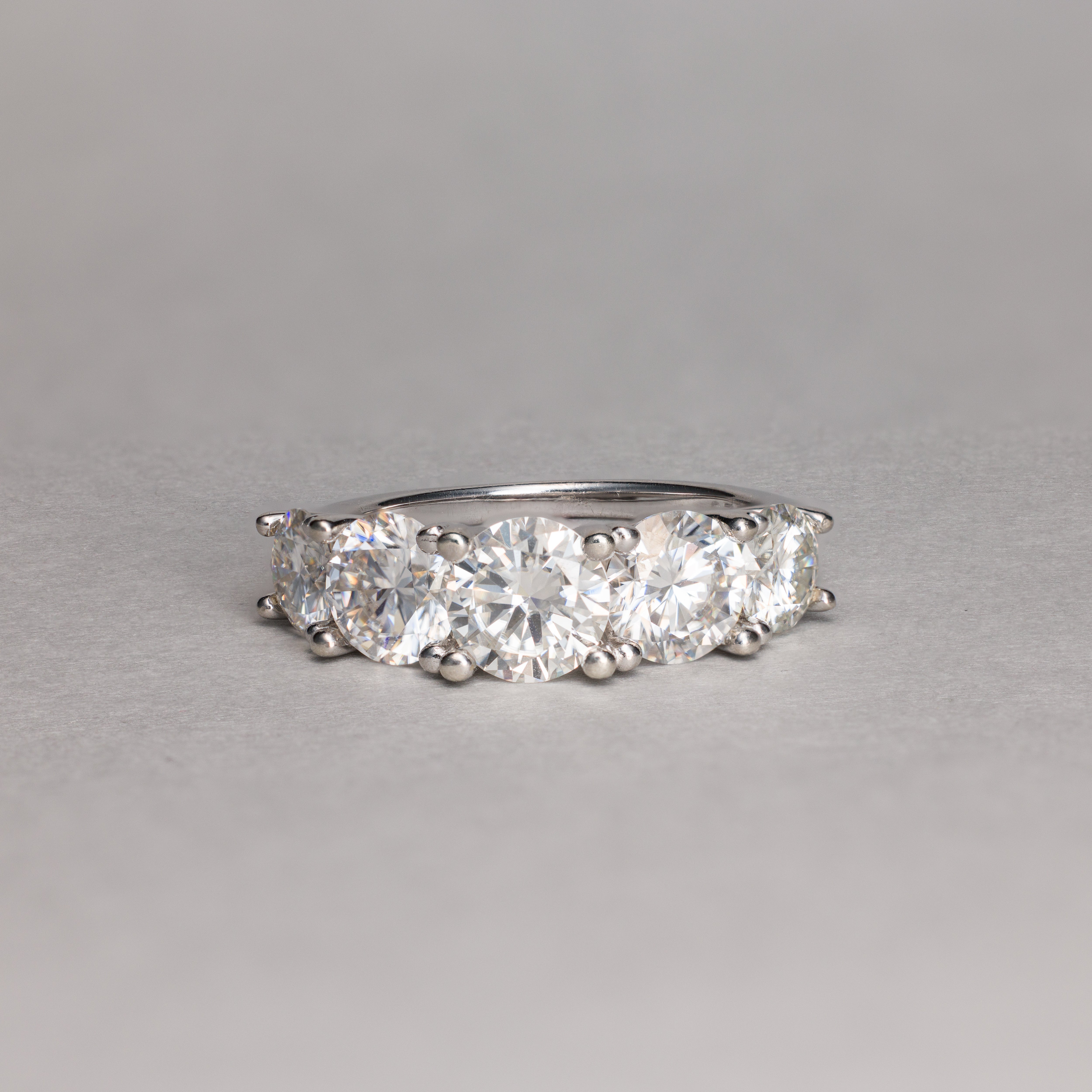 3,5 Karat Lab-Grown Premium-Moissanite Memoire-ring (VVS, D)