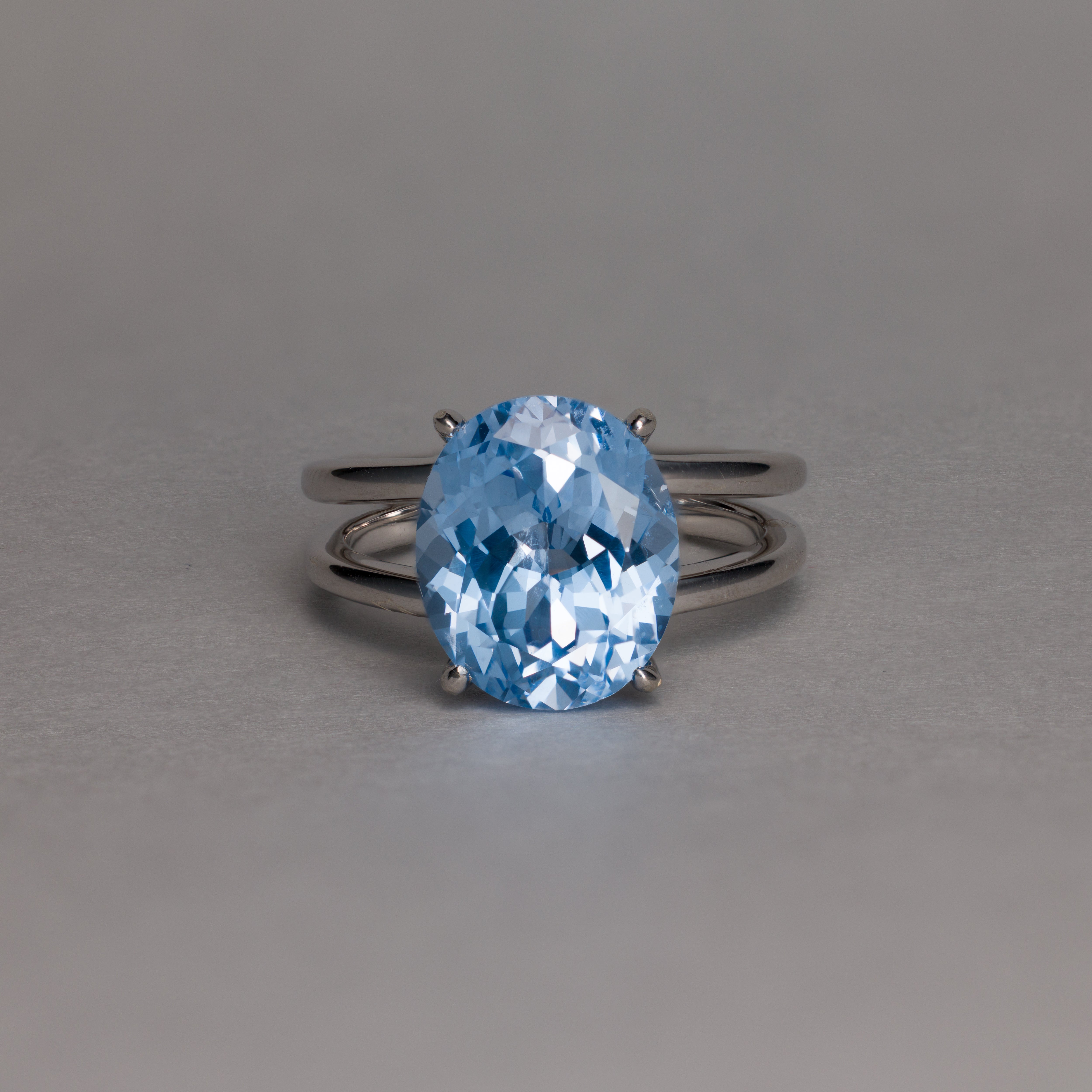 Aquablaue Eleganz - Cocktail Ring mit 6-Karat 5A lab-grown Spinell