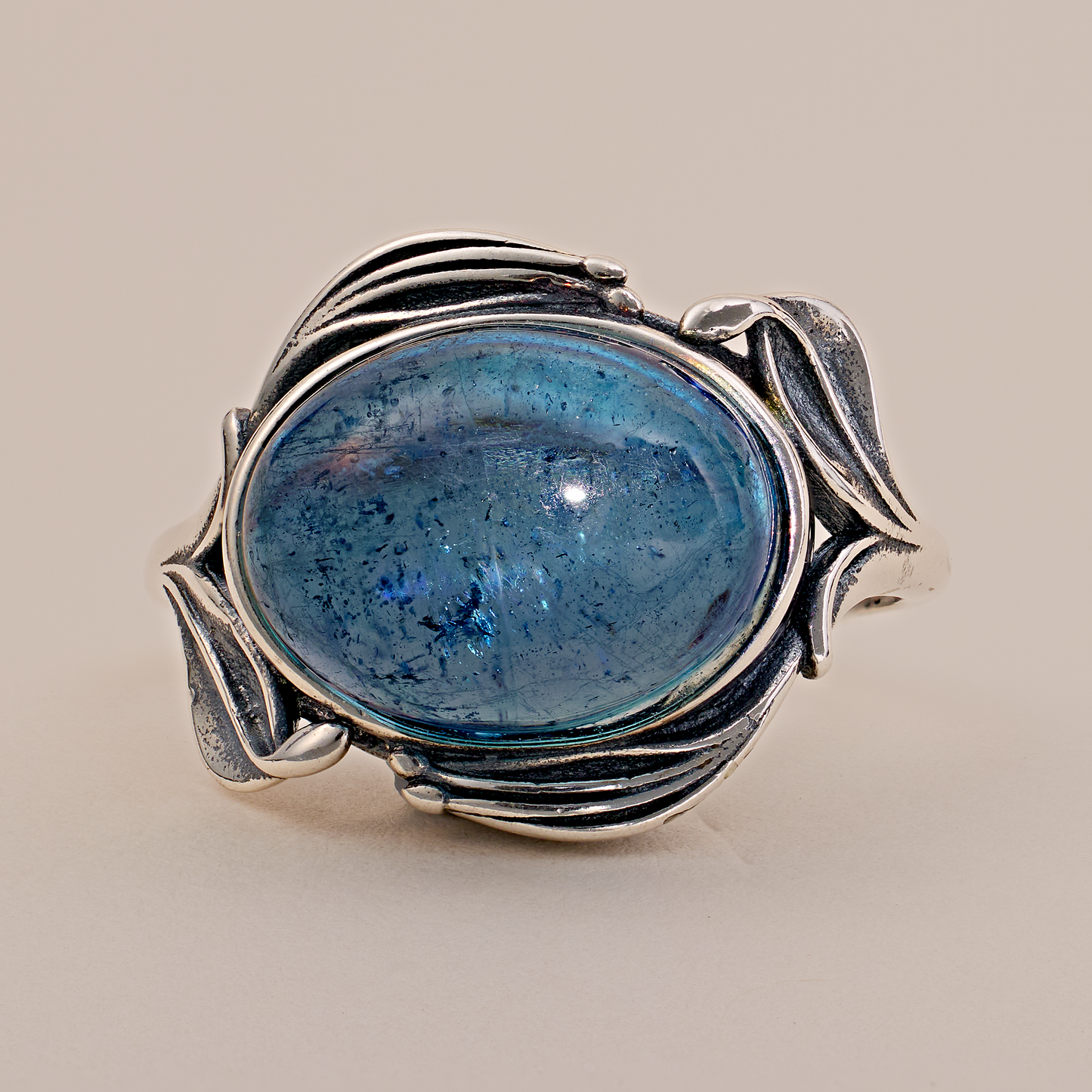 Handgefertigter Ring aus Antiksilber mit Aquamarin-Edelstein im Cabochon-Schliff