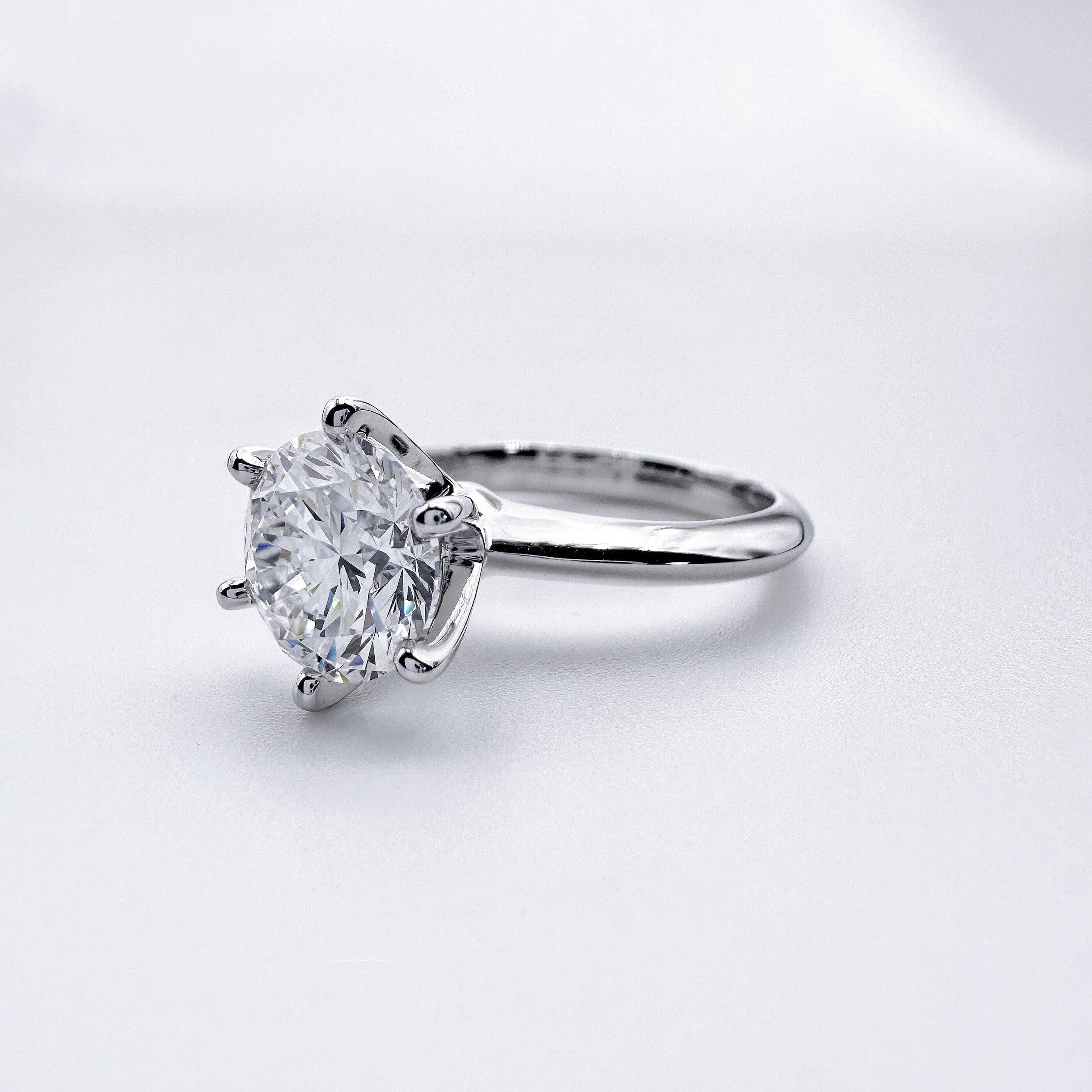 Klassische Eleganz – Solitärring aus Platin mit 2 Karat IGI-zertifizierter Diamant