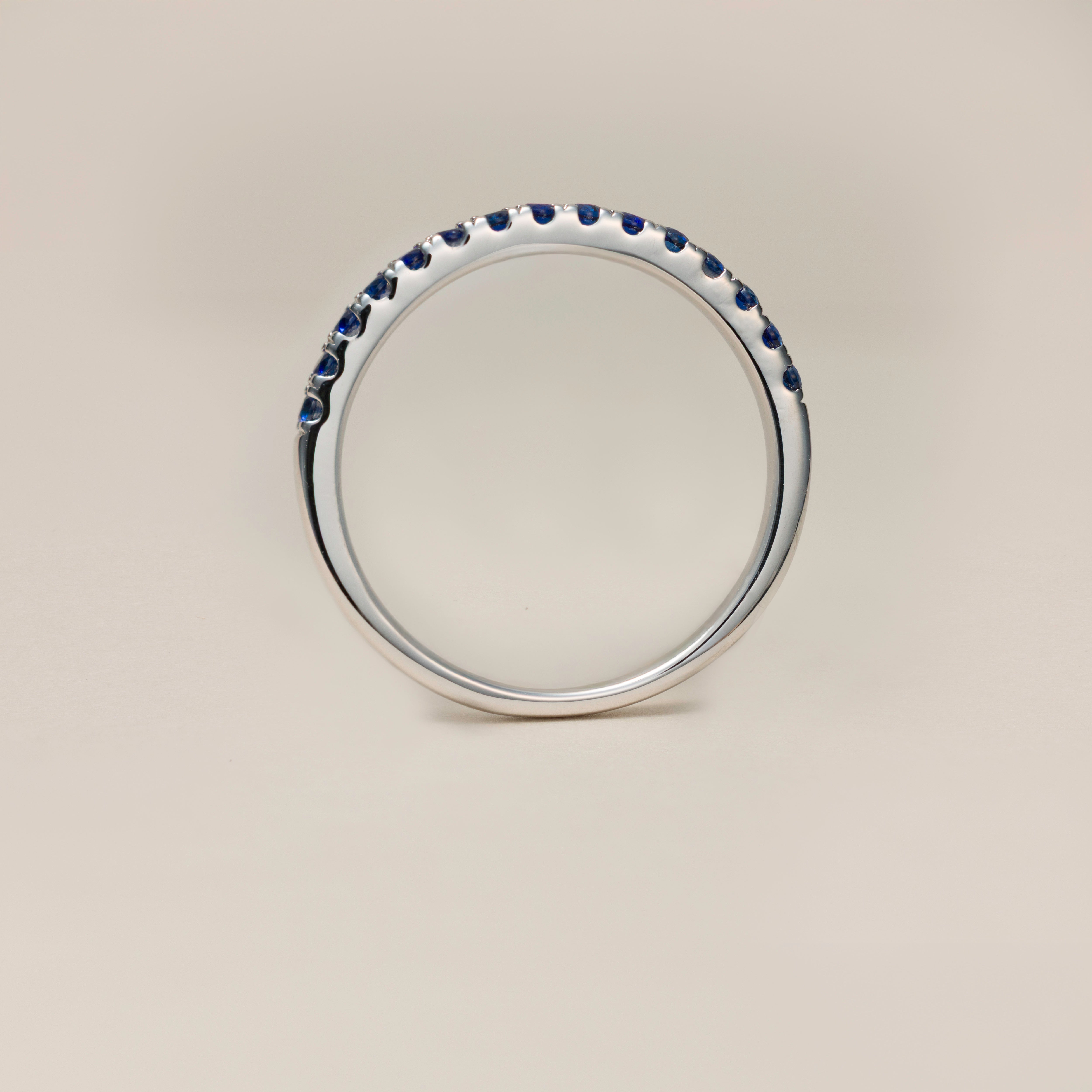 Filigraner 0,3 Karat Lab-Grown Saphir Memoire-ring