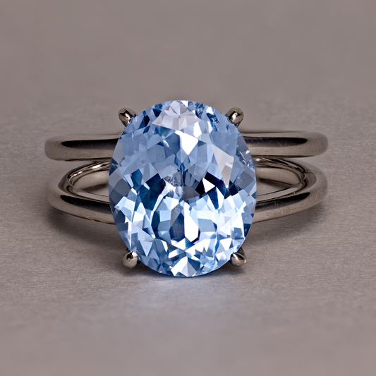 Aquablaue Eleganz - Ring mit 6-Karat 5A lab-grown Spinell