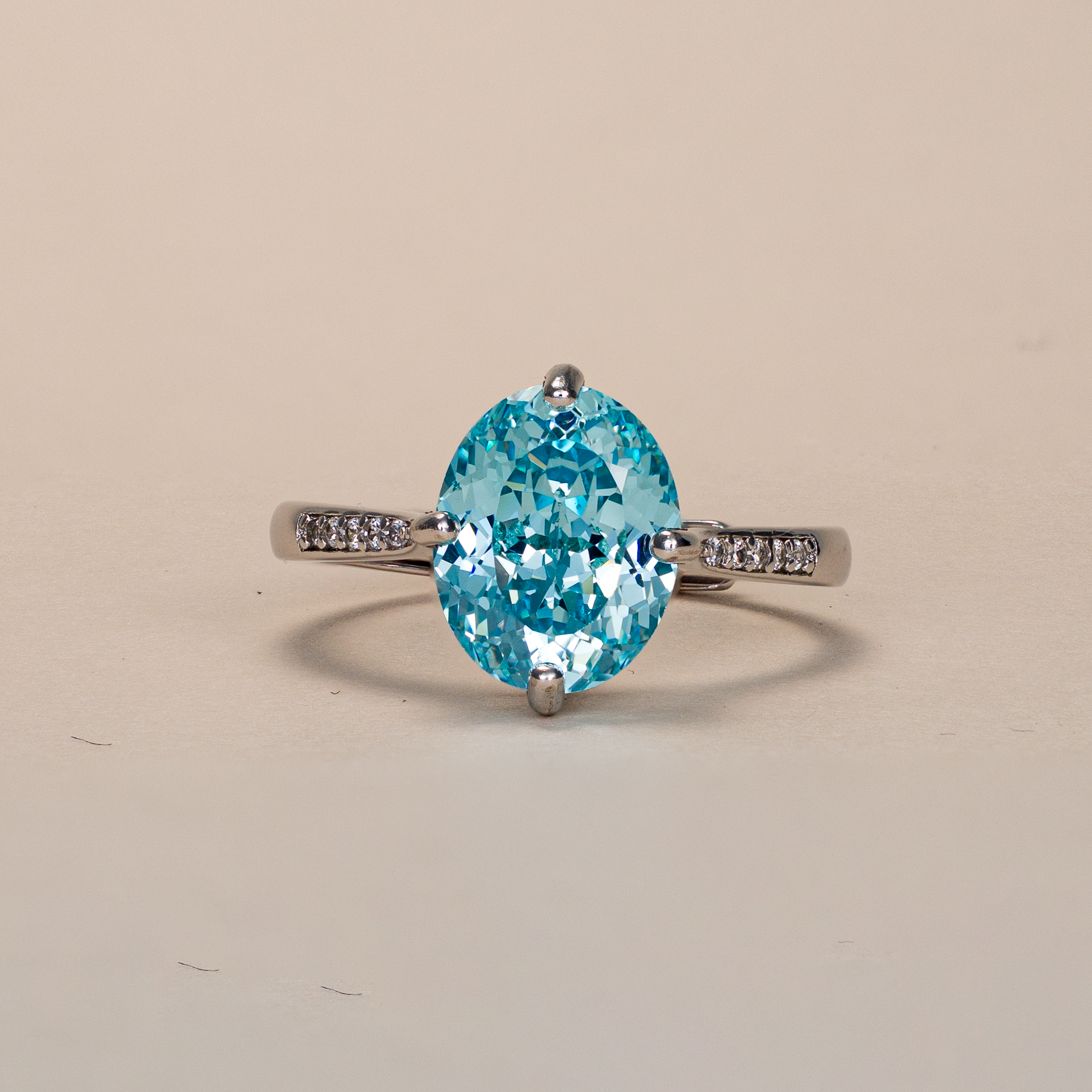 4-Karat-Solitär-Ring mit seltenem Paraiba Neonblau-Farbton