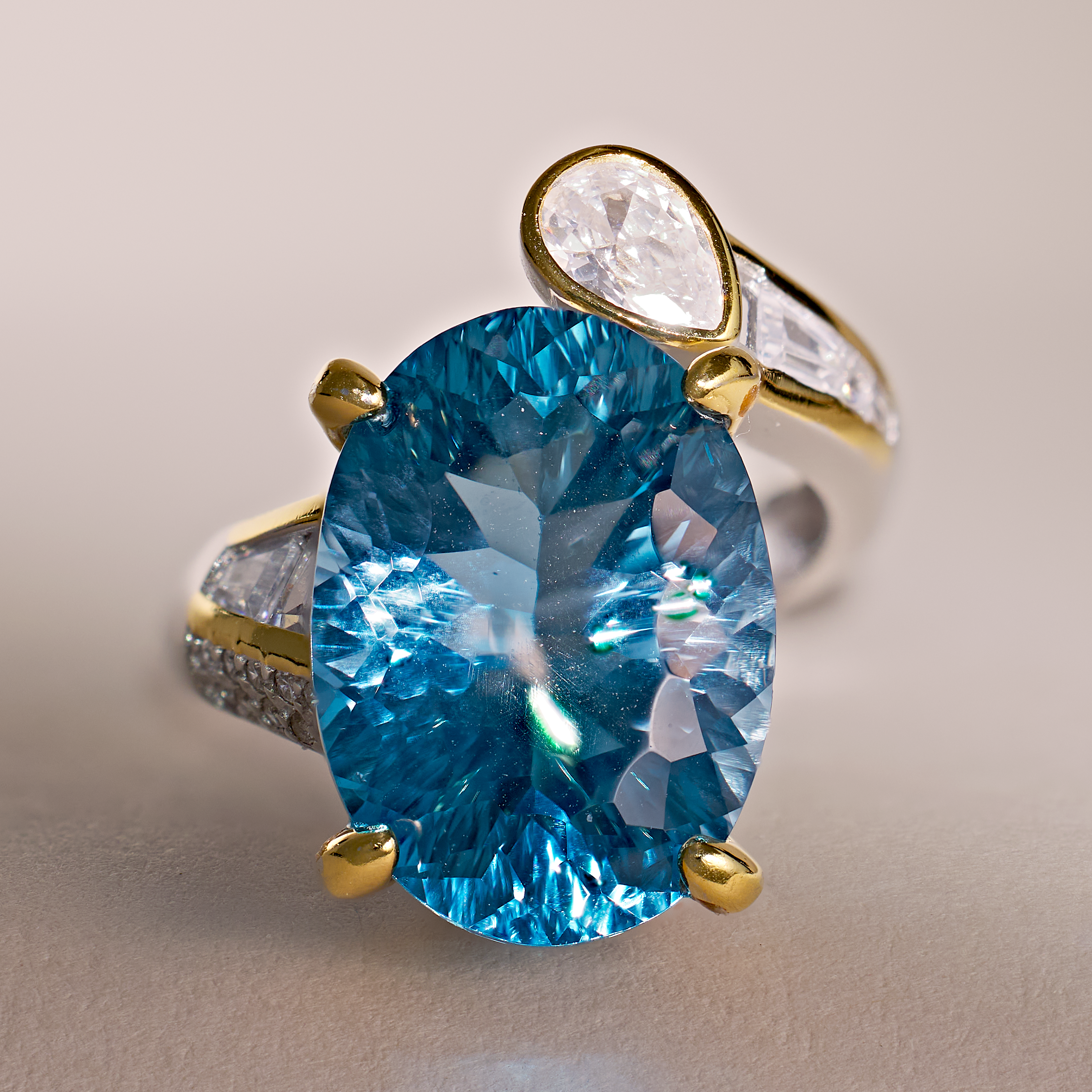 Handgefertigter Singular Silberring mit Blau-Topas, 10 Karat
