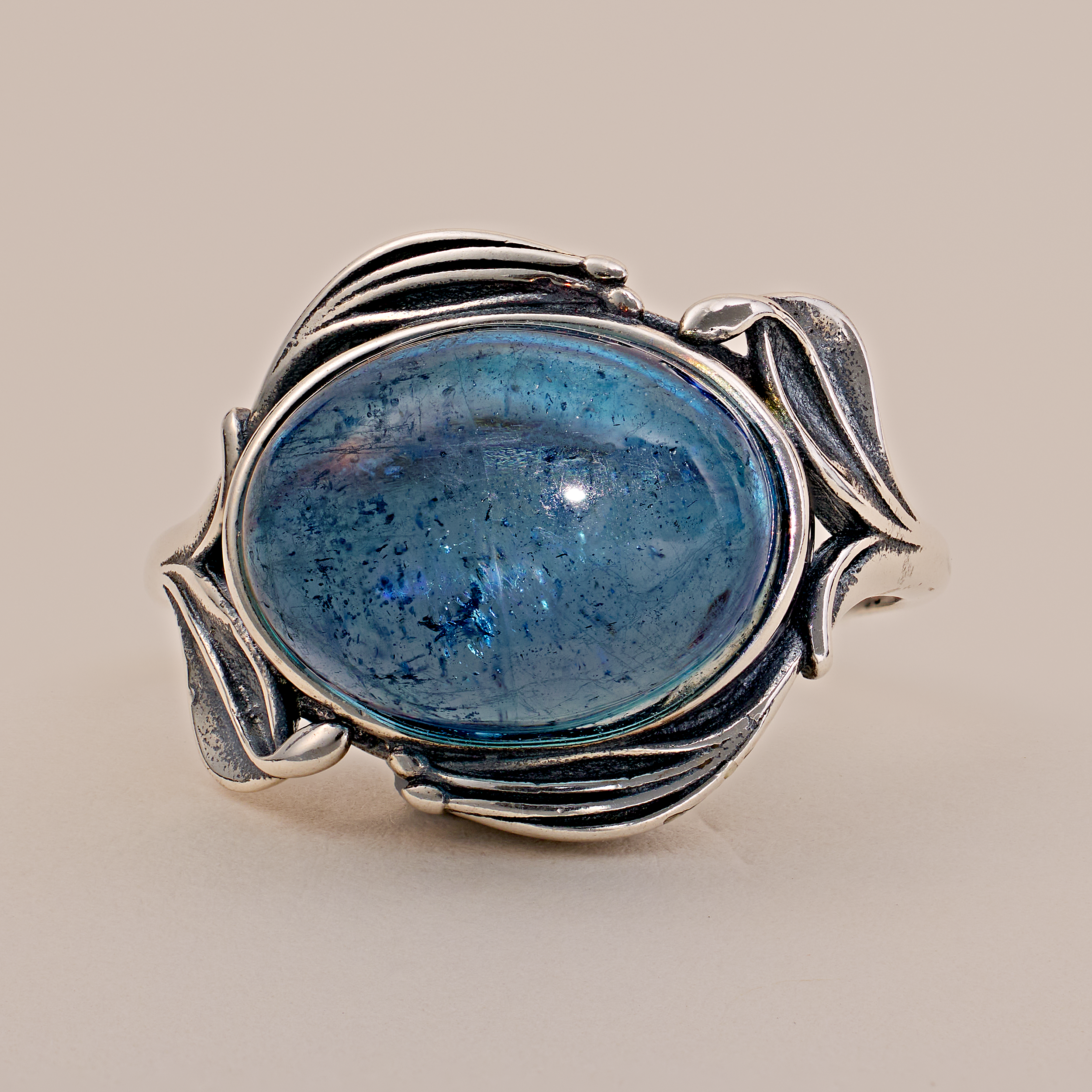 Handgefertigter Ring aus Antiksilber mit Aquamarin