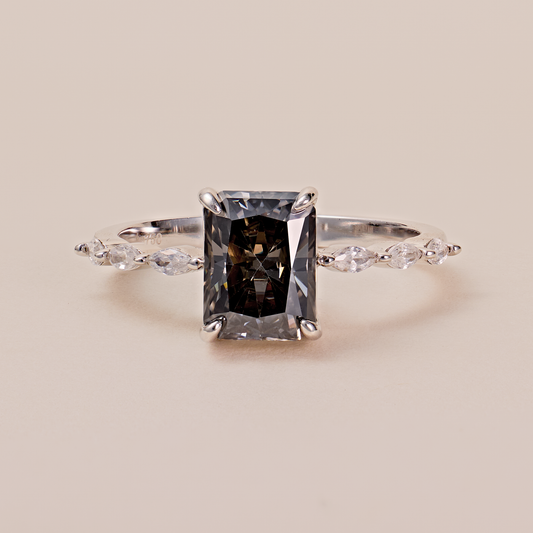 Aurora Ring mit anthrazitfarbenem Lab-Grown Moissanit – 18K Weißgold Vermeil