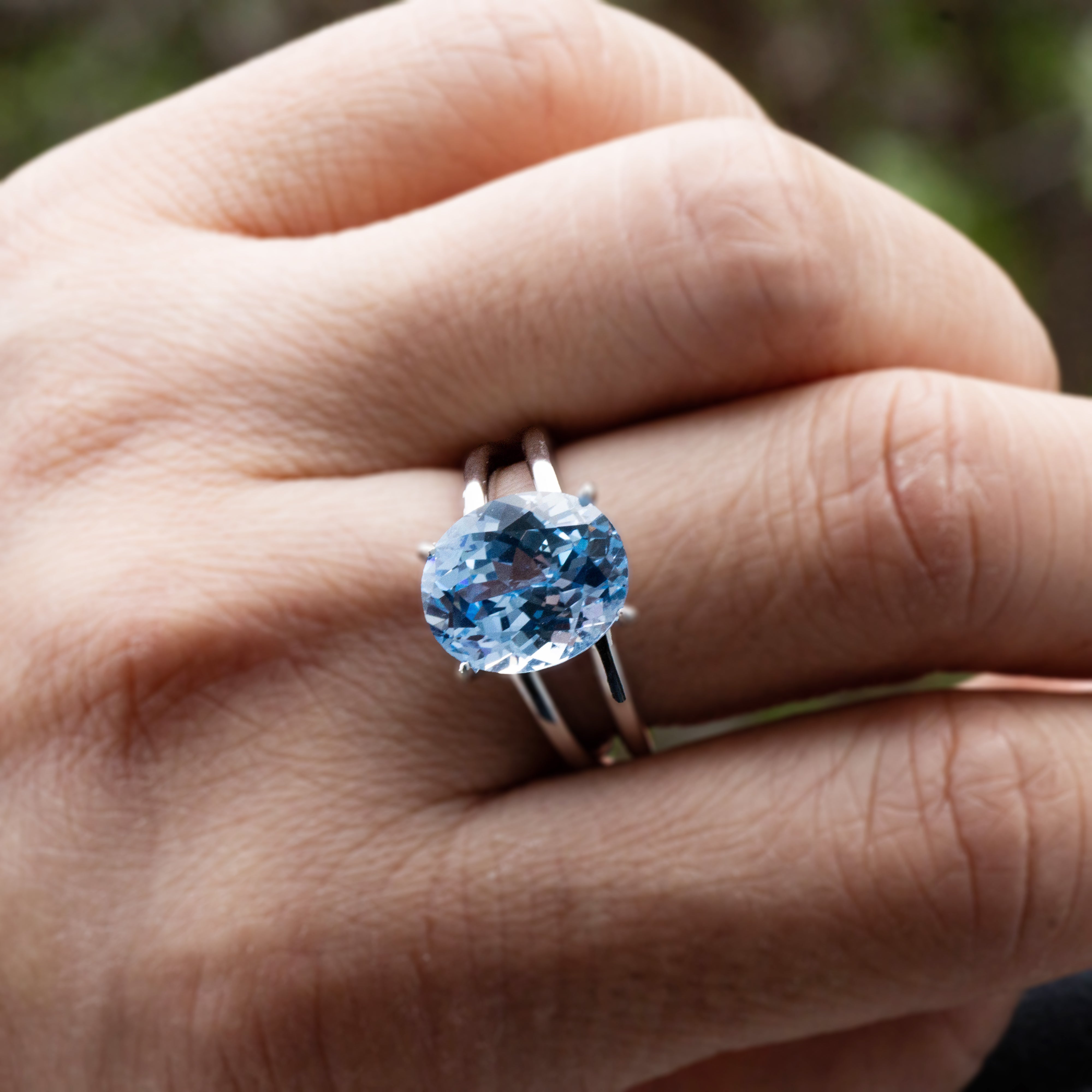 Aquablaue Eleganz - Cocktail Ring mit 6-Karat 5A lab-grown Spinell