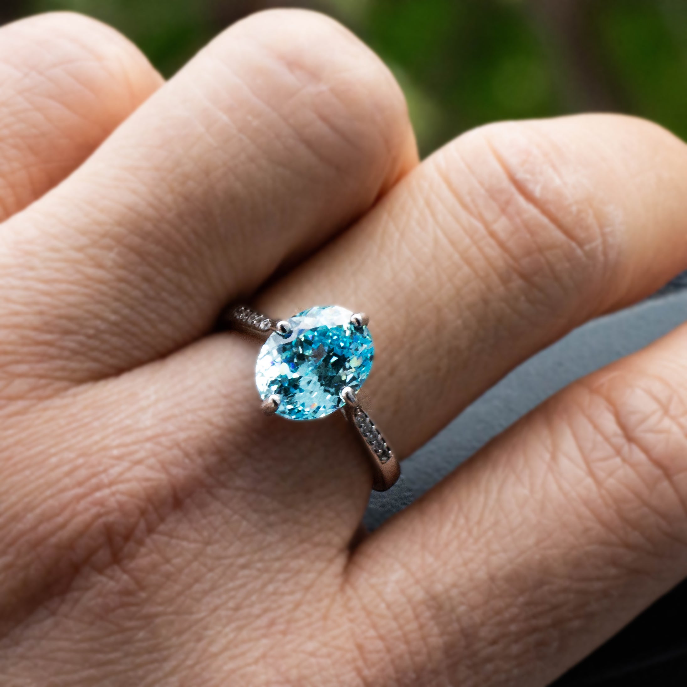 4-Karat-Solitär-Ring mit seltenem Paraiba Neonblau-Farbton