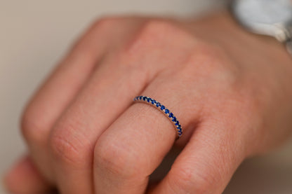 Filigraner 0,3 Karat Lab-Grown Saphir Memoire-ring