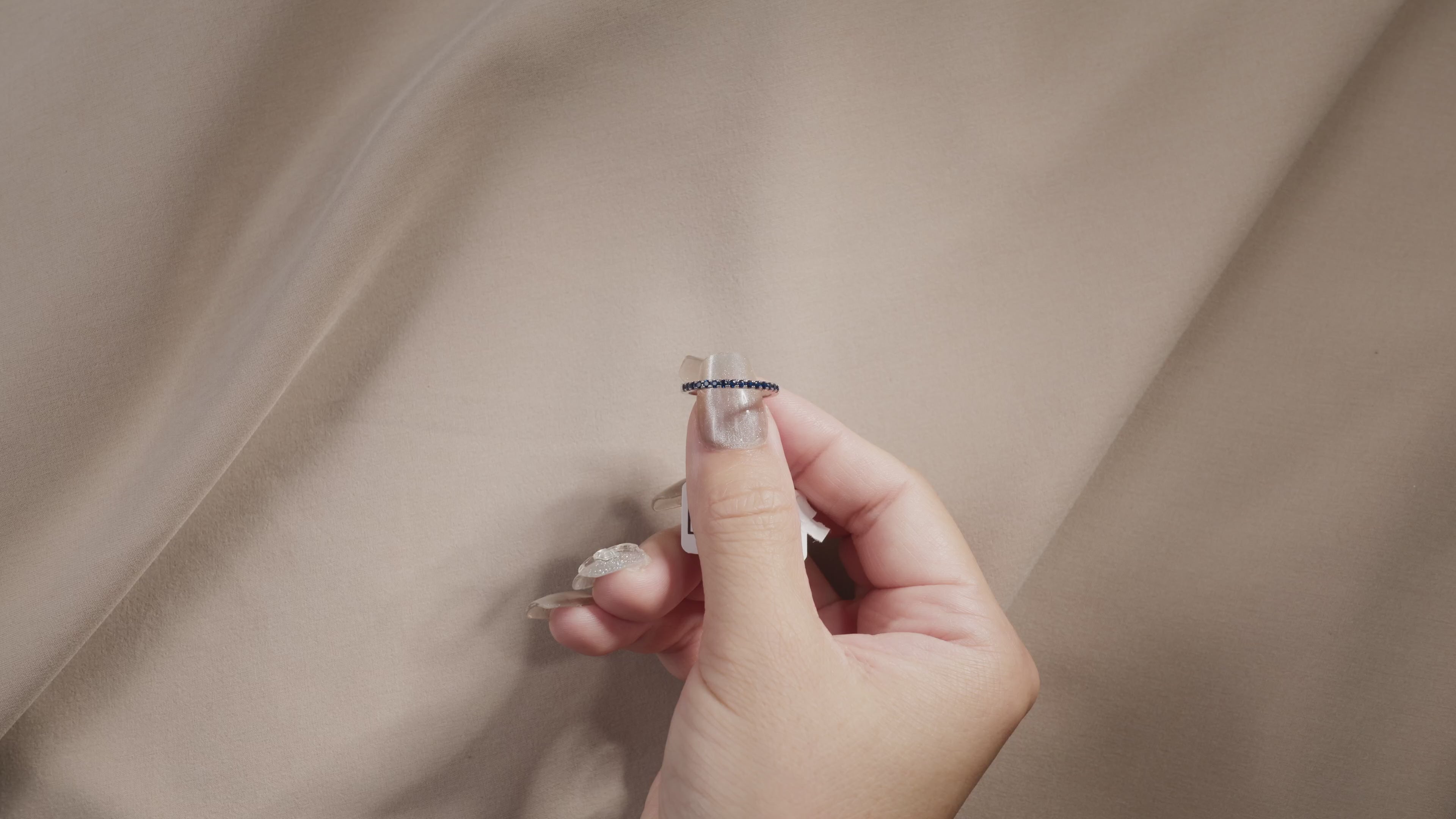 Video laden: Filigraner 0,3 Karat Lab-Grown Saphir Memoire-ring