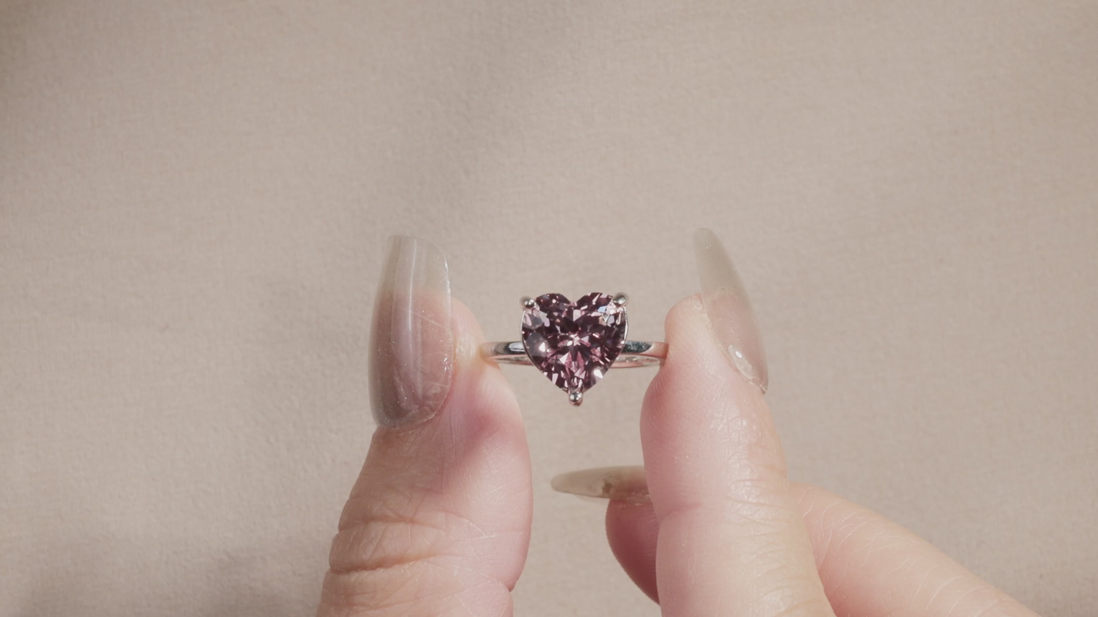 Video laden: Signature Love Verlobungsring: 5-Karat rosa Herzdiamant von Yourdreamstone
