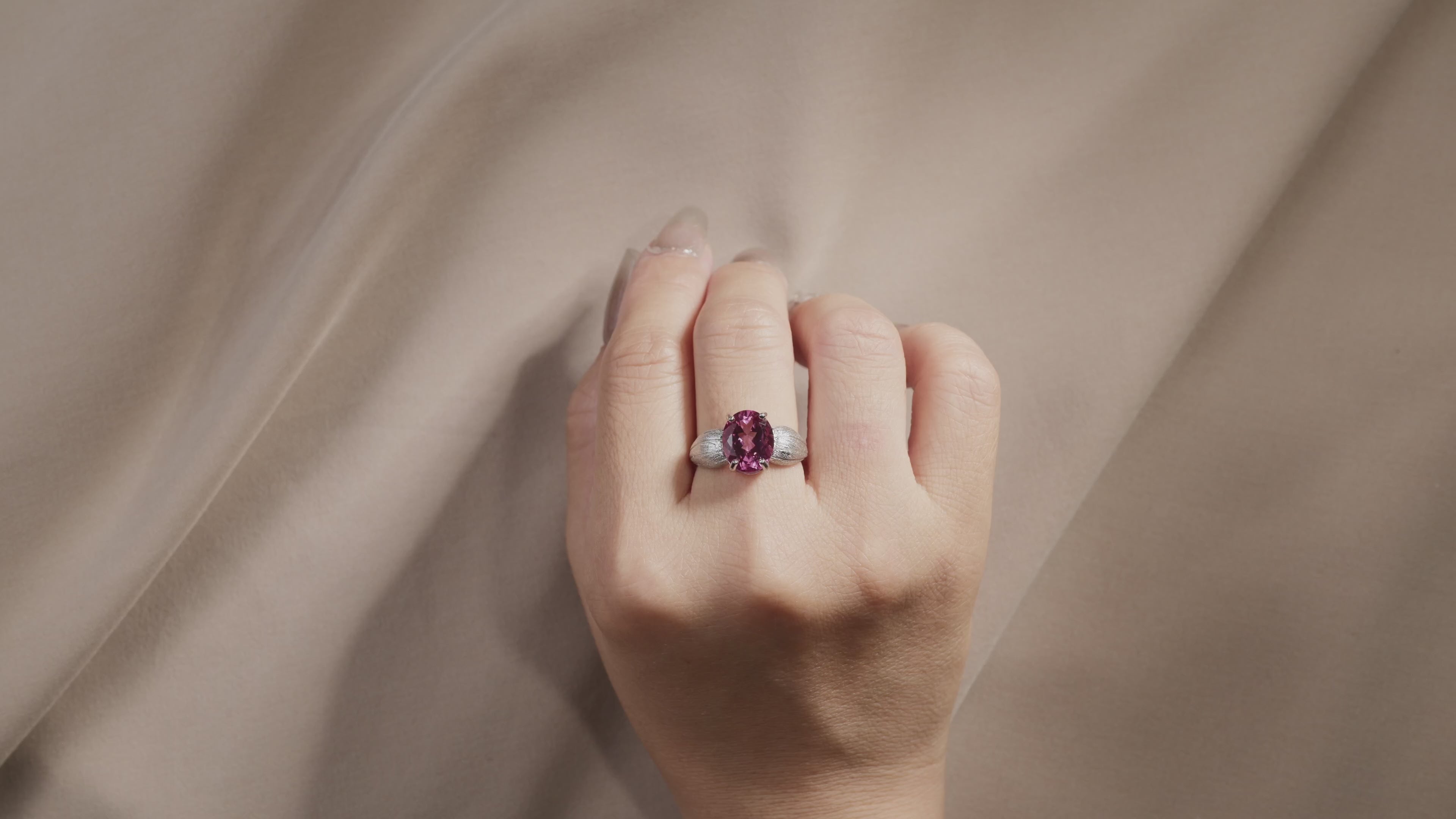 Video laden: Handgefertigter Silberring mit Pink-Topas