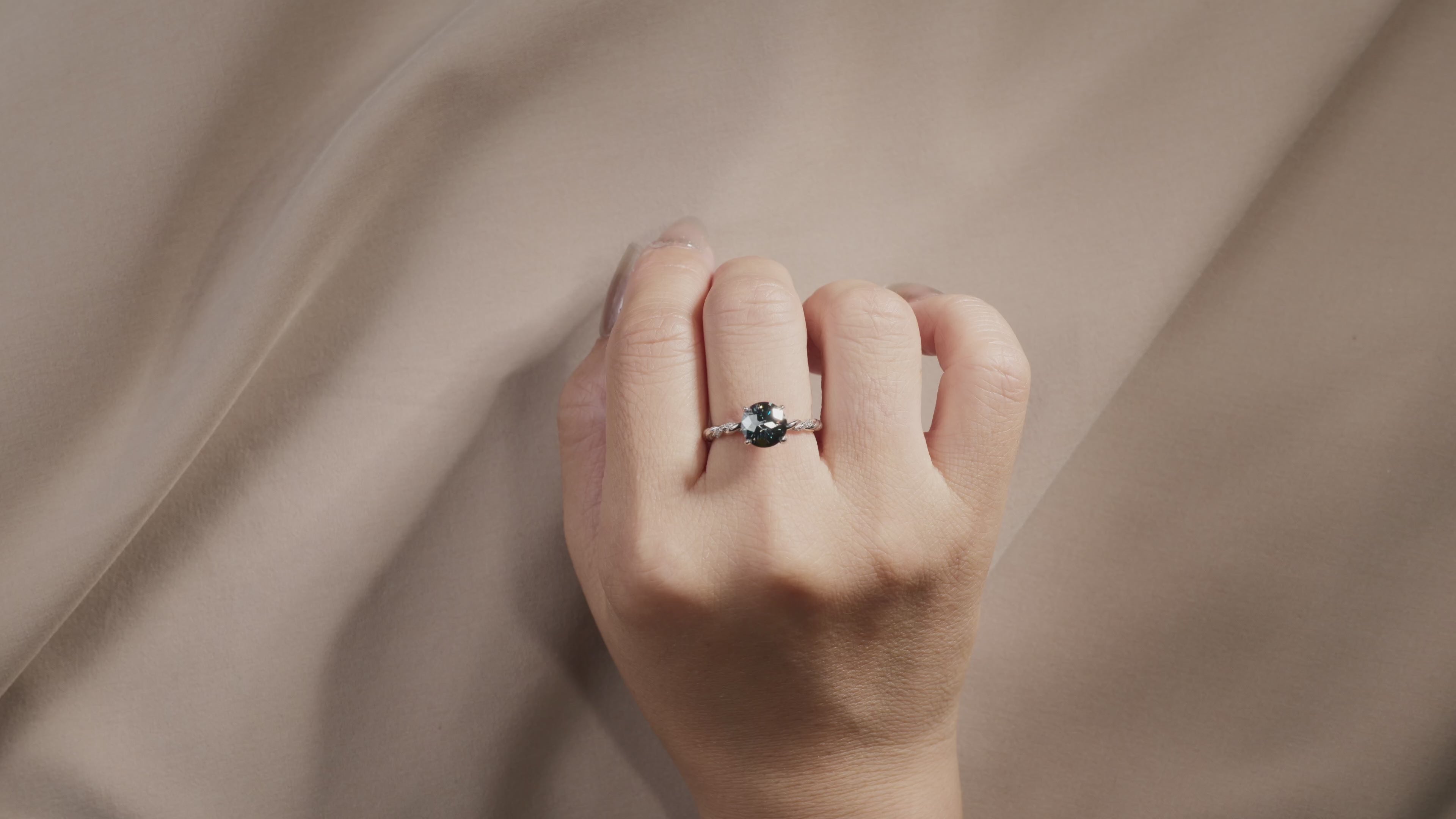 Video laden: 2 Karat, Schwarzer Moissanite