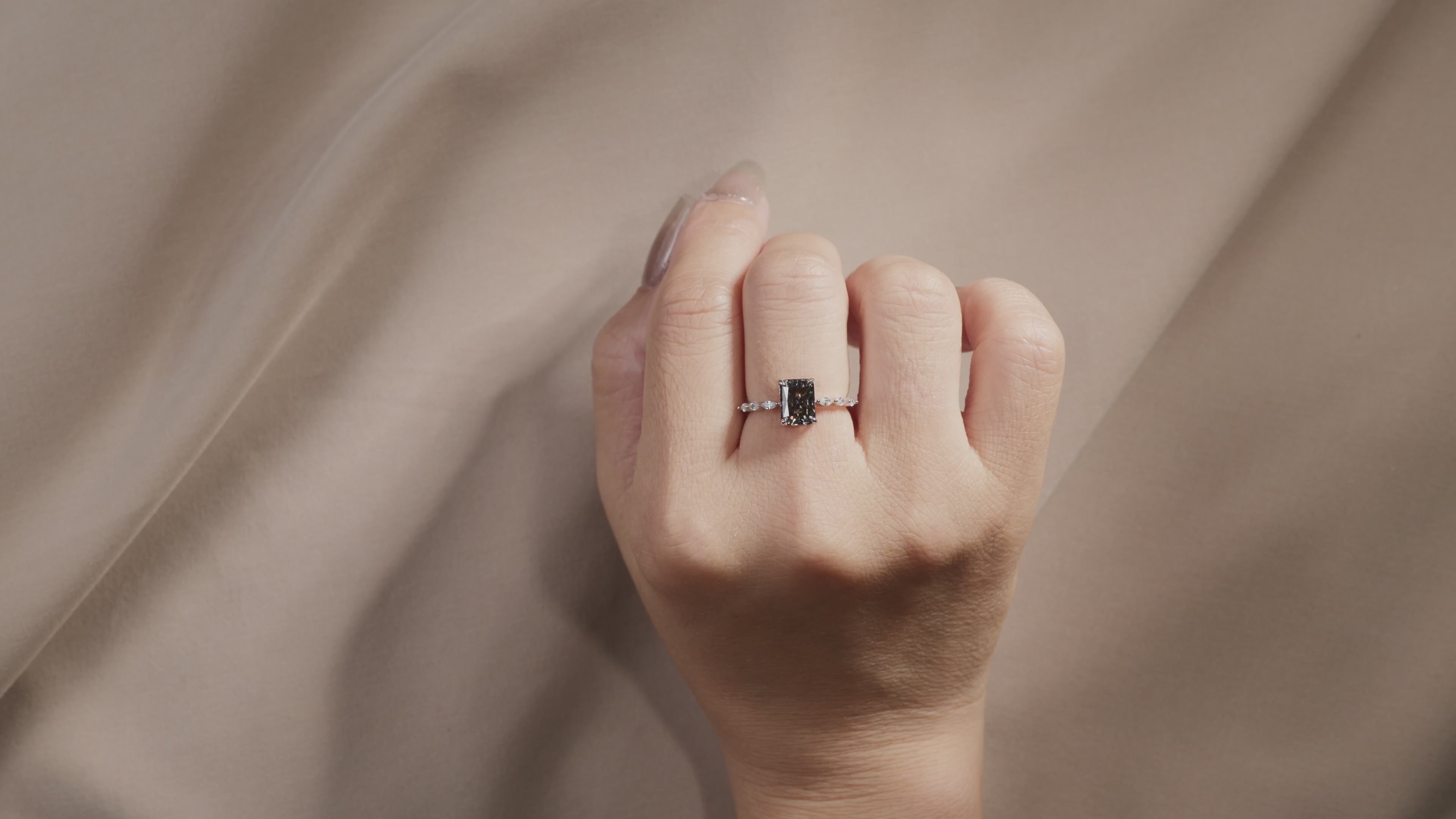 Video laden: Aurora-Ring mit Moissanit in Anthrazit