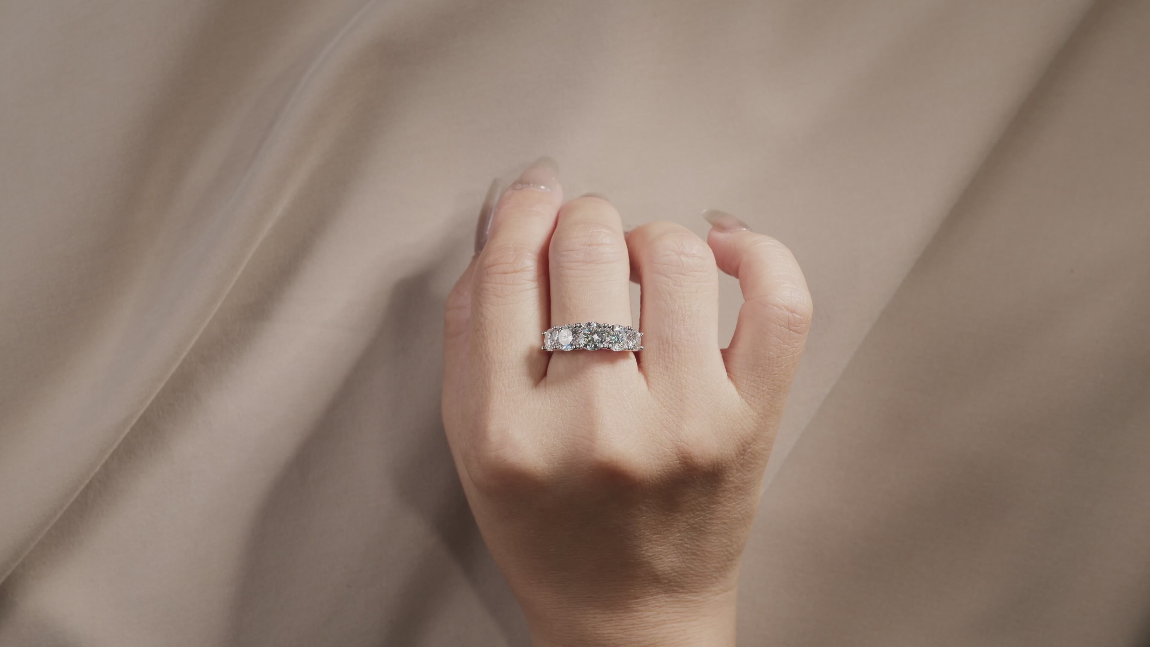 Video laden: 3,5 Karat Lab-Grown Premium-Moissanite Memoire-ring (VVS, D)