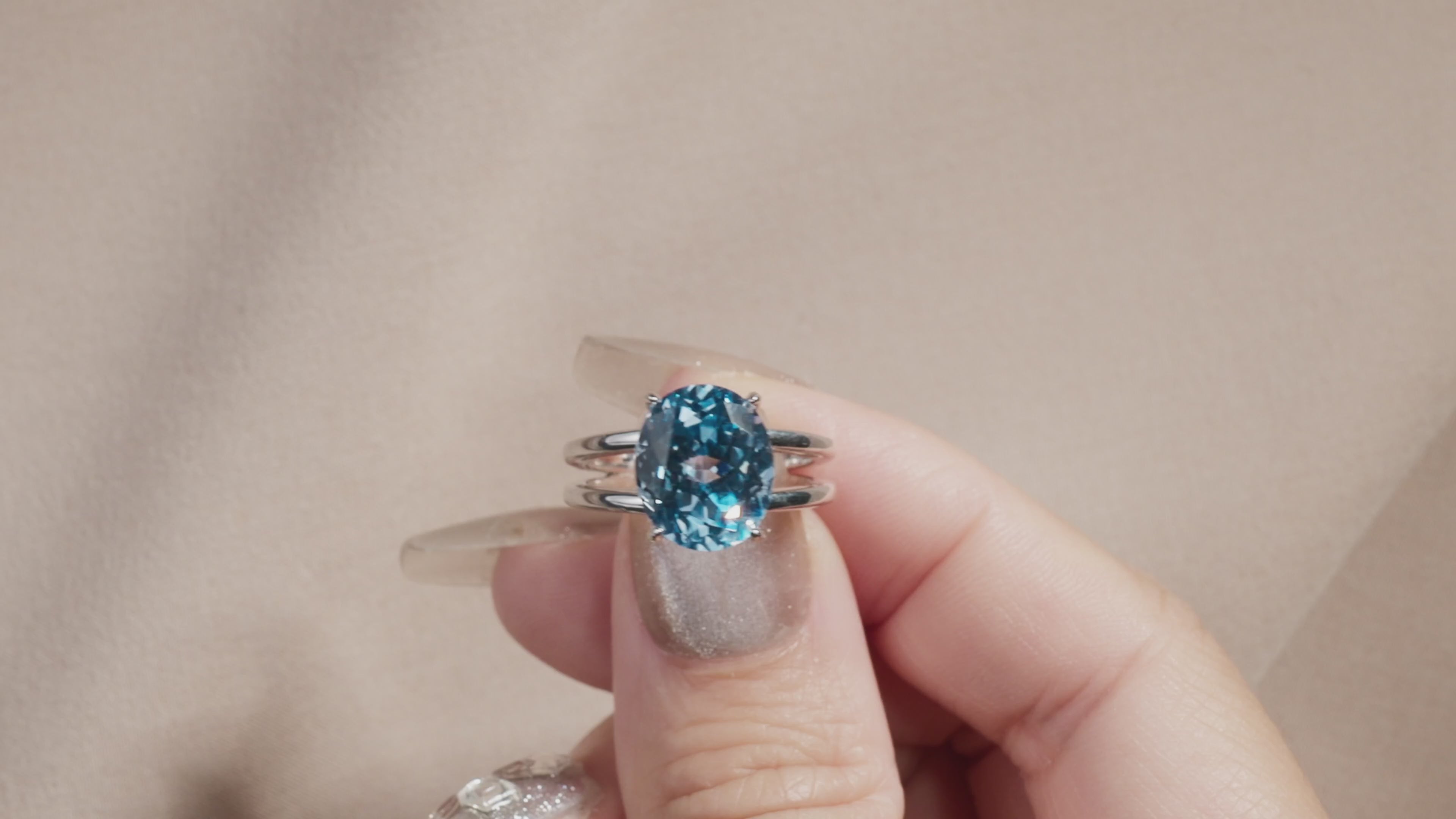 Video laden: Aquablaue Eleganz - Cocktail Ring mit 6-Karat 5A lab-grown Spinell