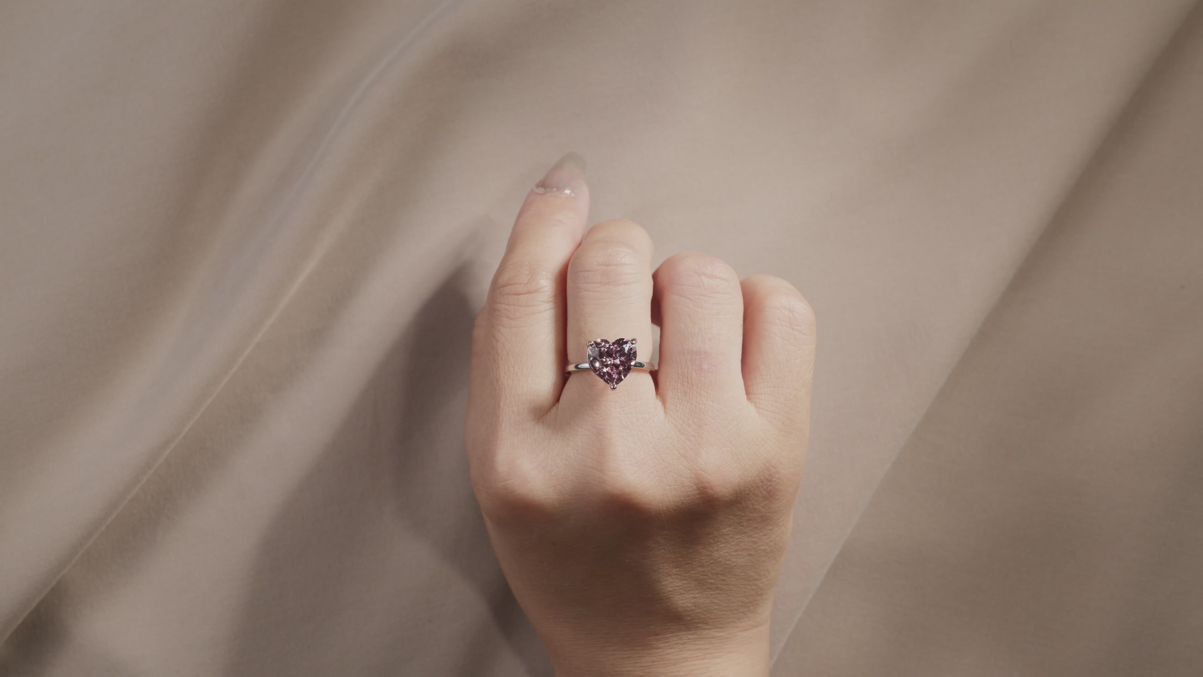 Video laden: Signature Love Verlobungsring: 5-Karat rosa Herzdiamant von Yourdreamstone