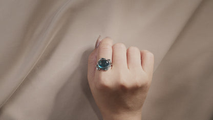 Handgefertigter Ring aus Antiksilber mit Aquamarin
