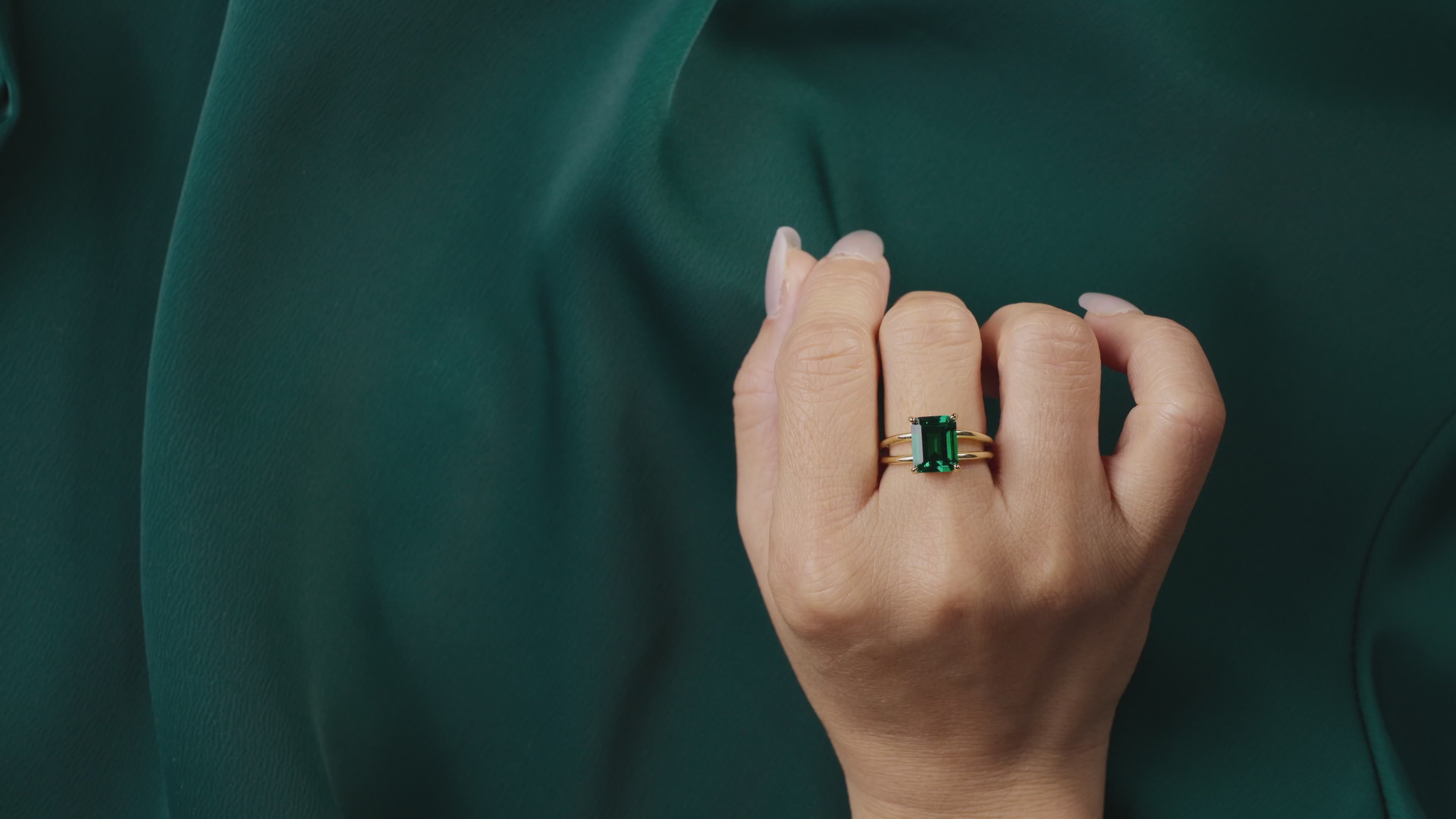 Video laden: Cocktail Ring mit 4-Karat 5A lab-grown Smaragd