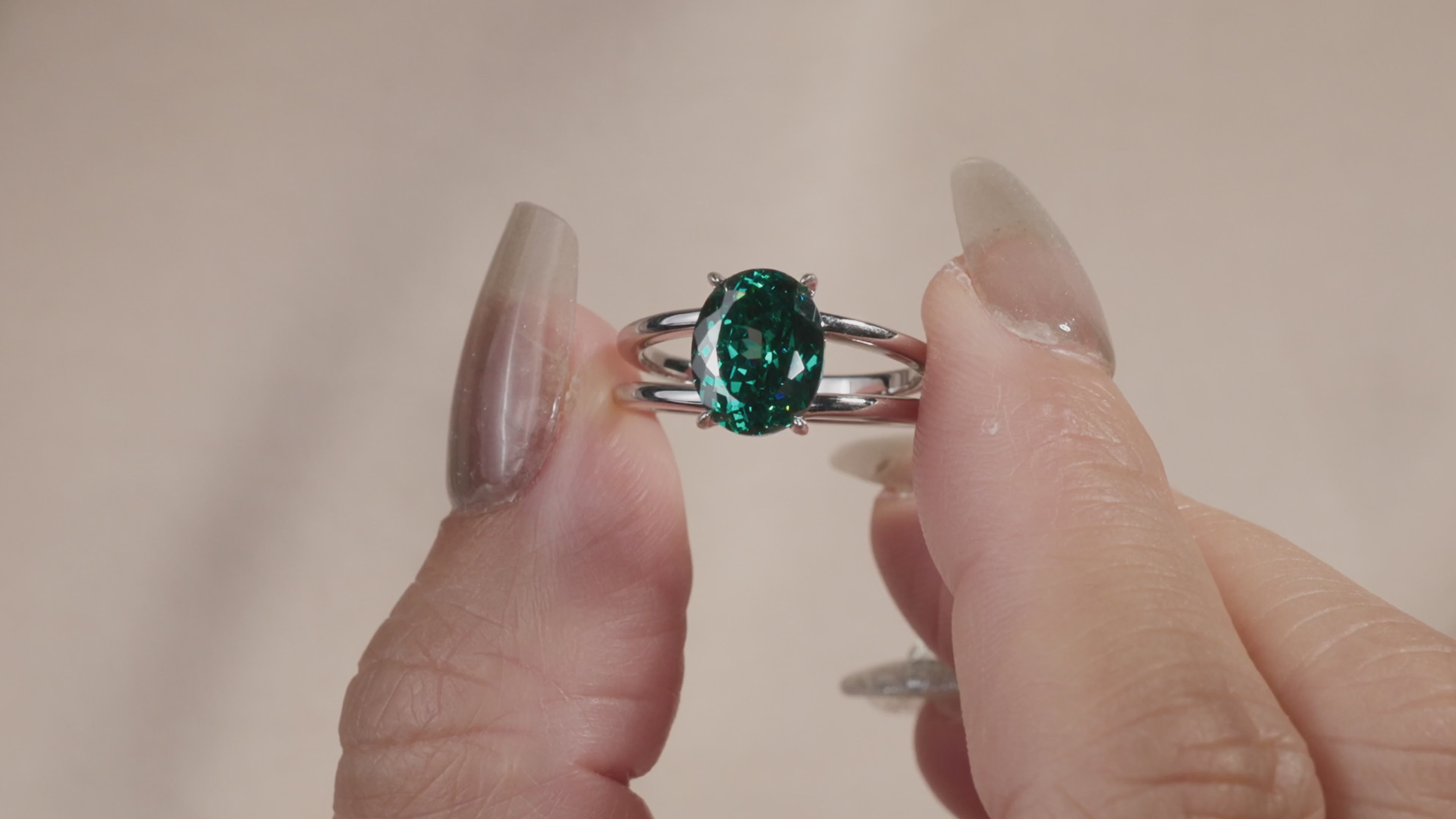 Video laden: 4-Karat-Solitär-Ring mit seltenem Teal-Farbton